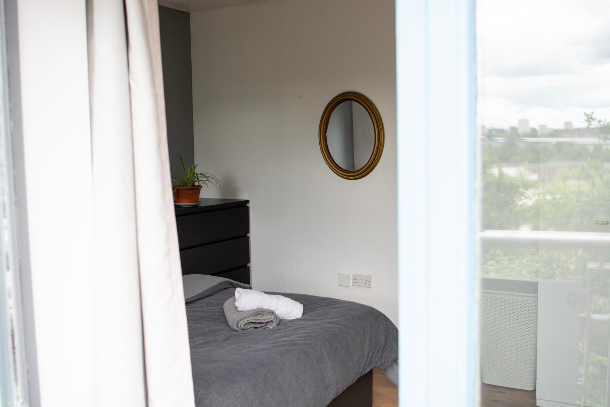 Well-Equipped 4 Bedroom House Close To City Centre ลีดส์ ภายนอก รูปภาพ
