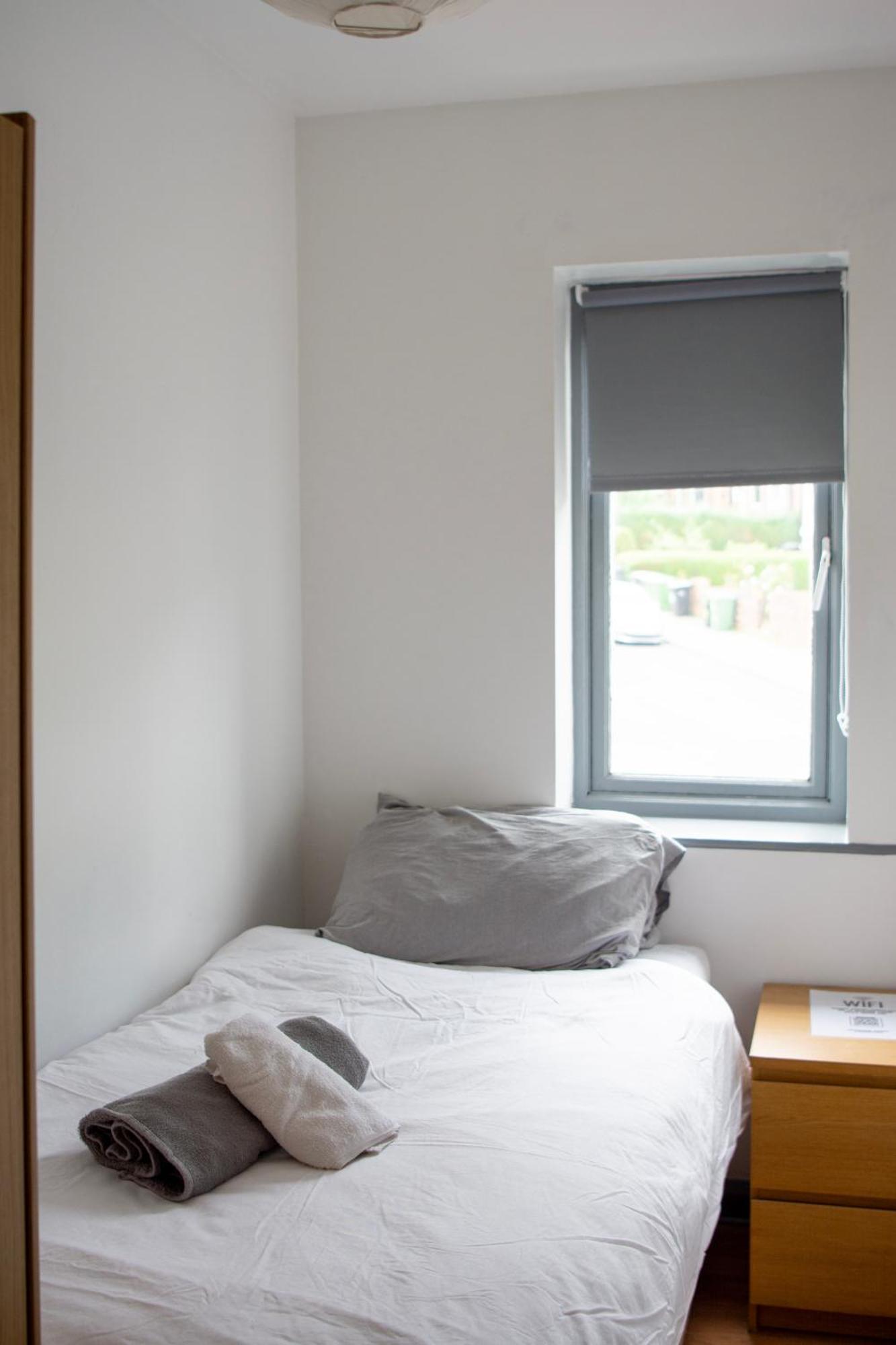 Well-Equipped 4 Bedroom House Close To City Centre ลีดส์ ภายนอก รูปภาพ